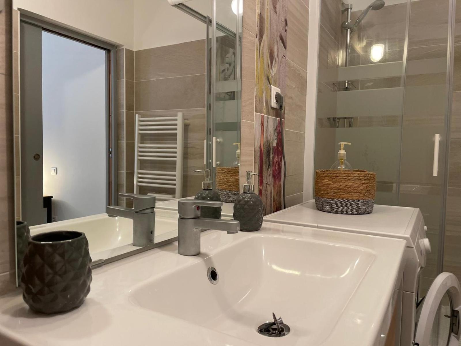 Joli Appartement Hypercentre T2, Classe Meuble De Tourisme 3 Avec Parking Gratuit Beziers Bagian luar foto